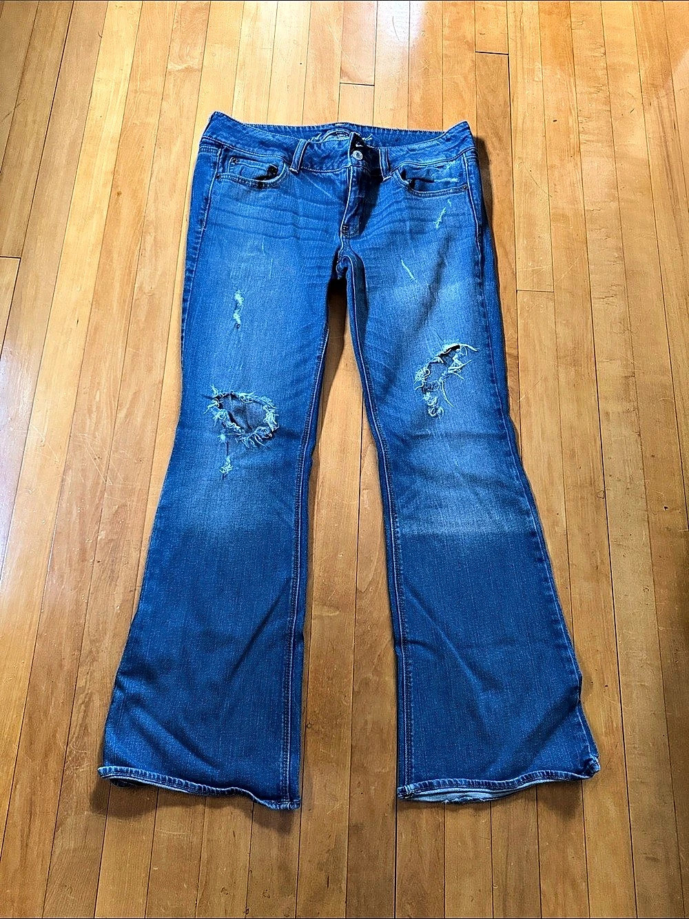 American Eagle artist stretch distressed Flare Jeans in Blue women’s 14 reg